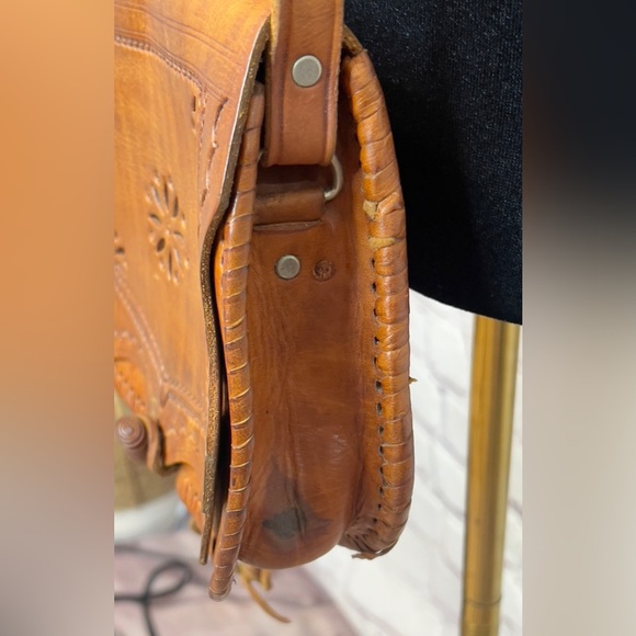 VINTAGE HANDCRAFTED PERFORATED LEATHER CROSSBODY SHOULDER SADDLE BAG WESTERN - Picture 6 of 12